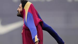 Gündogan se pone la sudadera antes de iniciar un entrenamiento.