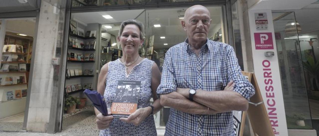 Magdalena de Quiroga y Pedro de Montaner, este jueves en la librería Ramon Llull