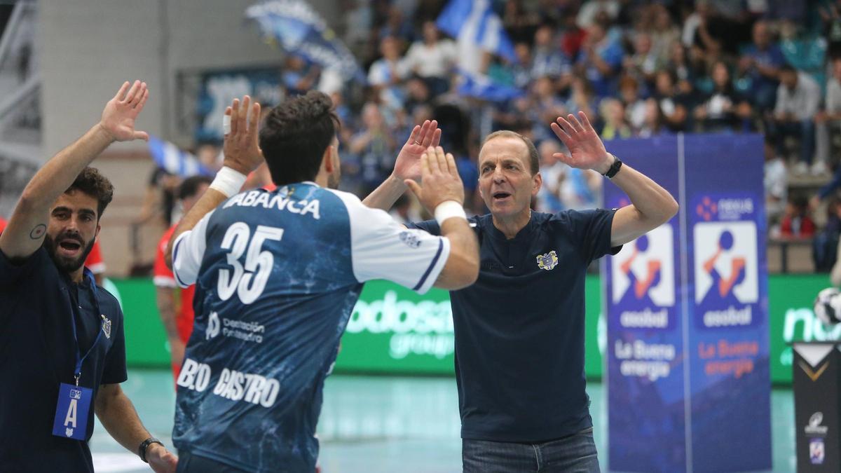 Felipe Verde, Pablo Castro (de espaldas) y Quique Domínguez antes del inicio del partido Cangas-Huesca.