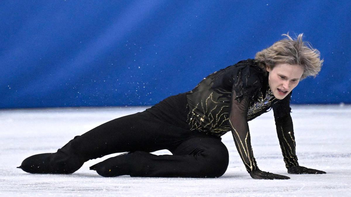Ilia Malinin cae durante la final en Milano Cortina 2026