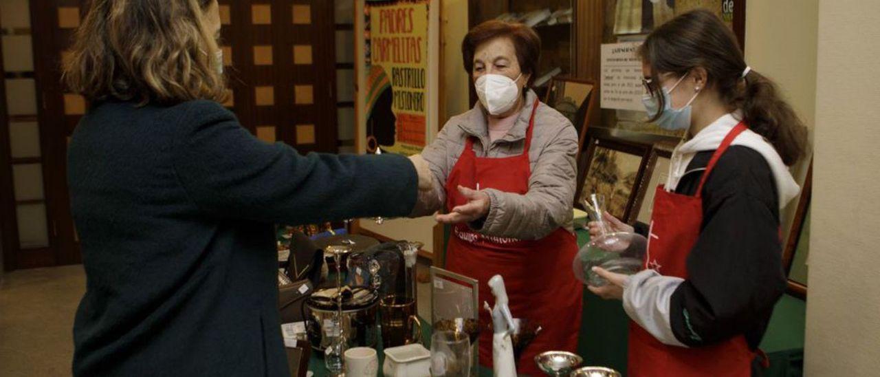 El rastrillo solidario de los carmelitas, ayer. | Fernando Rodríguez