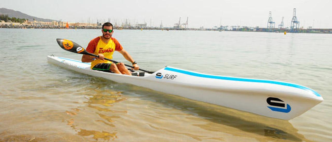 Esteban Medina navegando con su surf ski.