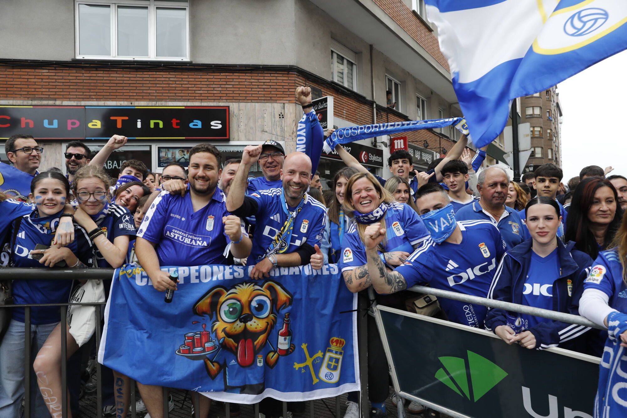 Así fue el recibimiento de la afición al Real Oviedo y toda la previa del último partido de la temporada