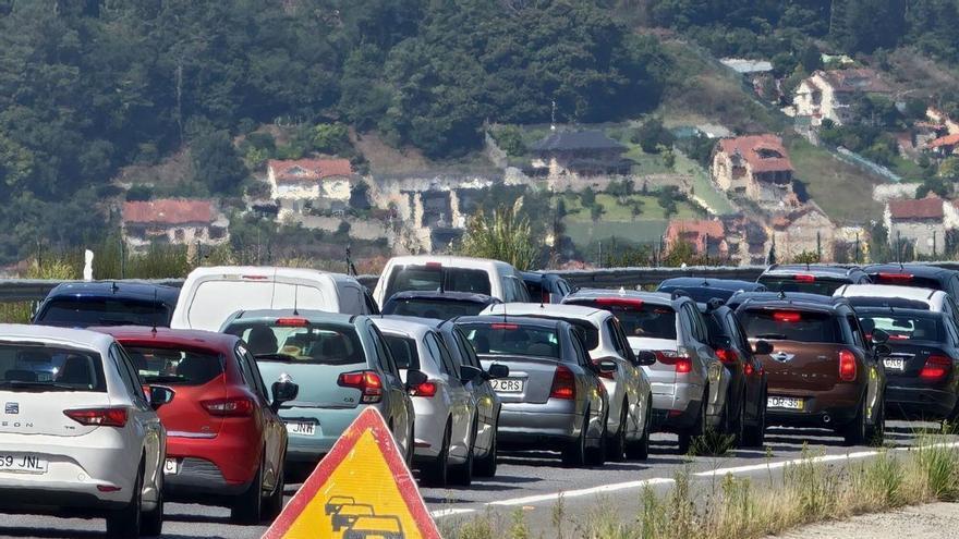 Retenciones en la Autovía do Morrazo a las playas debido al corte de un carril por las obras