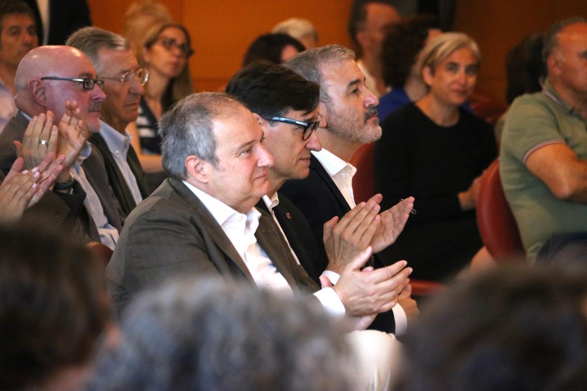 Jordi Hereu, Salvador Illa, Jaume Collboni i -al fons- Ada Colau, aplaudeixen durant la cerimònia de comiat a Rosa Regàs