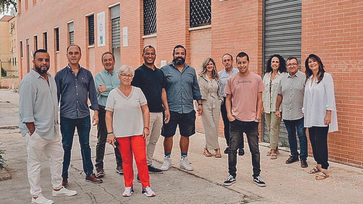 Integrantes de la junta directiva de Encuentro en la Calle, a las puertas de la sede de la asociación, que fue declarada de utilidad pública en el año 2007.