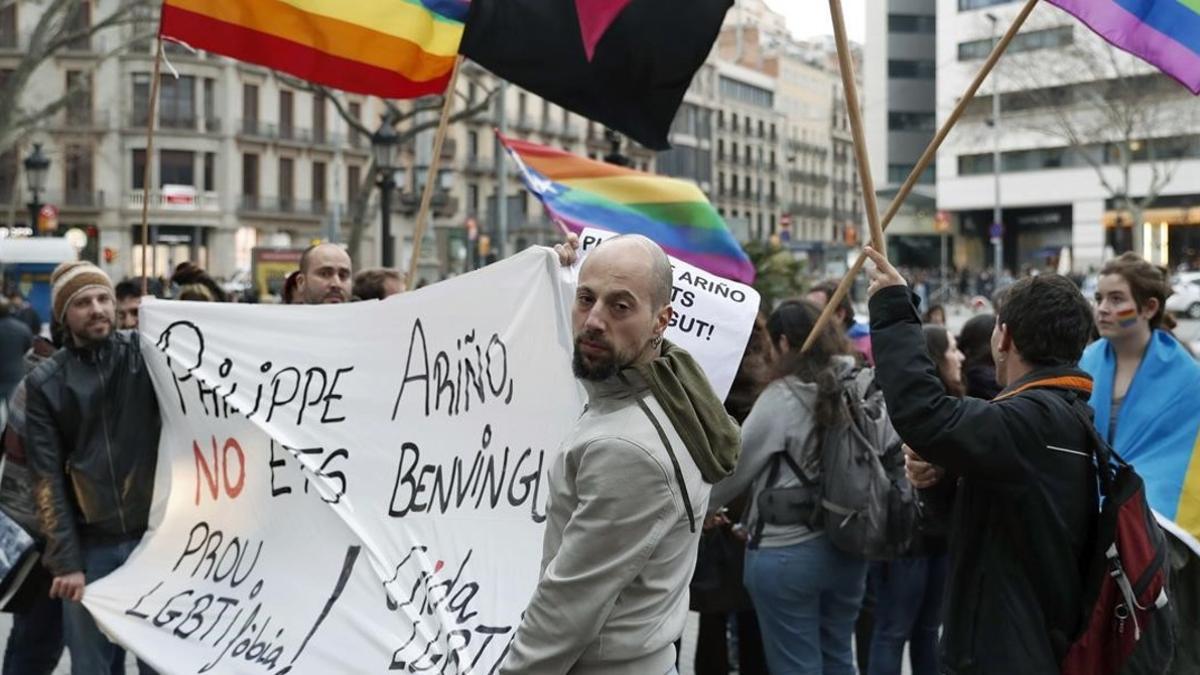 Un centenar de personas protestaron este domingo contra la charla de Philippe Ariño.