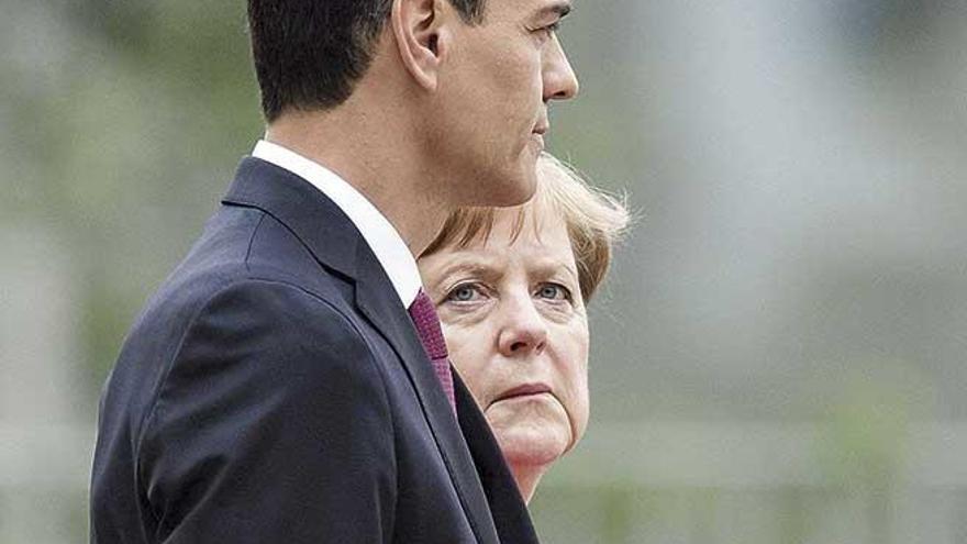 Pedro Sánchez y Angela Merkel, en una imagen de archivo, dos mandatarios tan cerca y tan lejos.