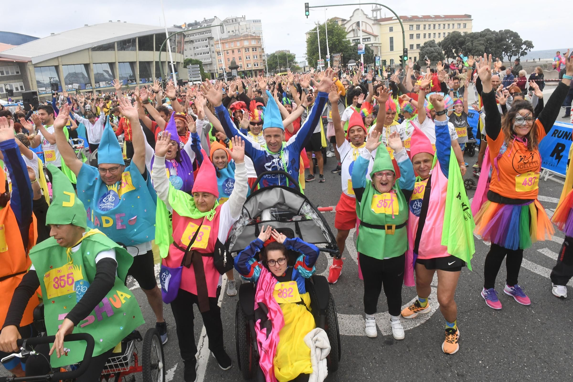La carrera RUNKI, promovida por ENKI y Fundación Adcai inunda las calles de A Coruña con sus capas de superhéroes