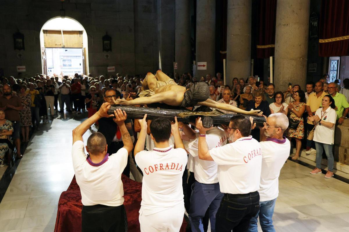 Los vigueses reciben al Cristo de la Victoria