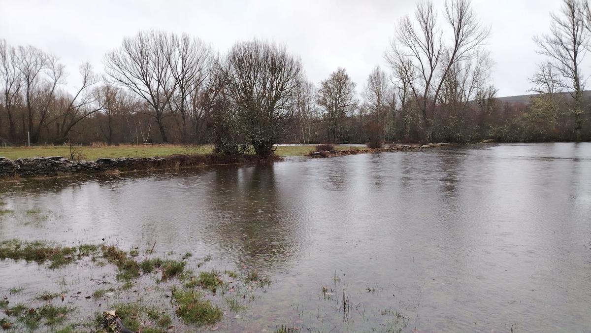 Desbordamientos y cortes de caminos en Sanabria, en imágenes Desbordamientos y cortes de caminos en Sanabria, en imágenes