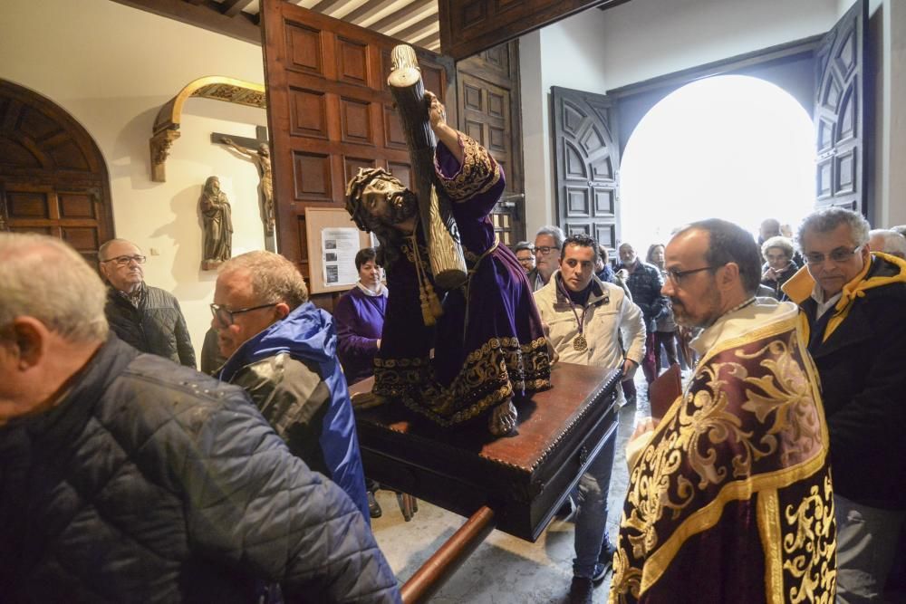 Bajan al cristo Jesusín de Galiana en taxi hasta San Nicolás