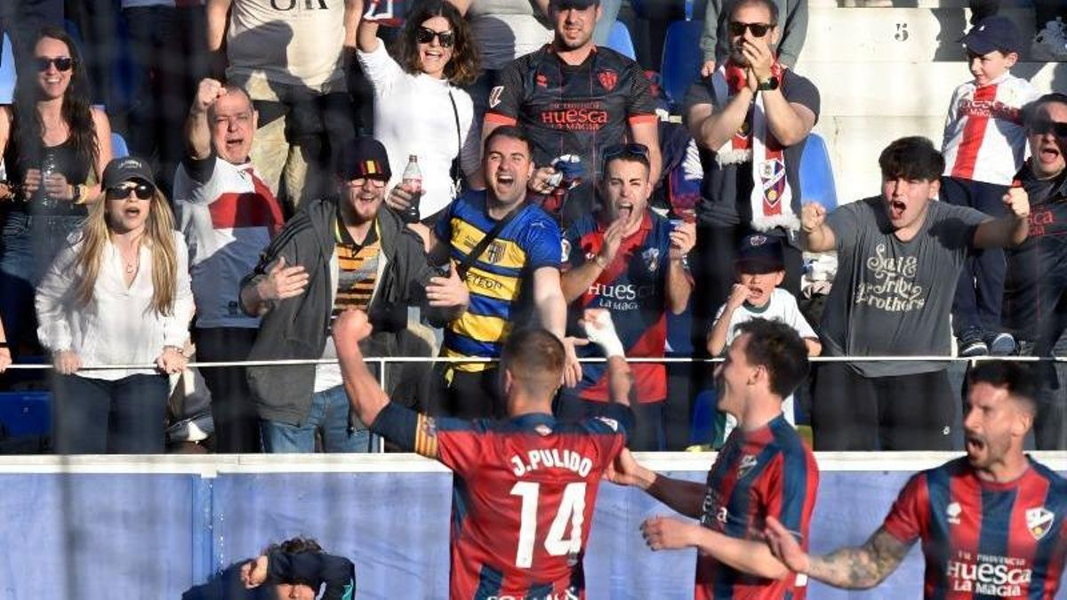 Los jugadores del Huesca celebran un gol junto a su afición