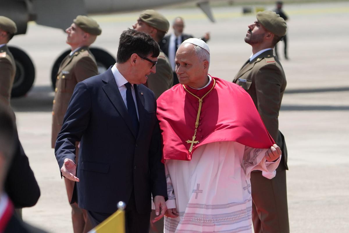 El Papa Lleó XIV amb el president de la Generalitat, Salvador Illa, en arribar a l'Aeroport Internacional Josep Tarradellas Barcelona-El Prat, el 9 de juny de 2026, a Barcelona.