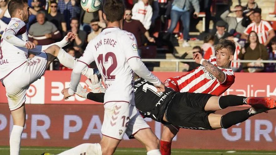 Brandon Thomas intenta rematar davant l&#039;oposició del porter de l&#039;Albacete Tomeu Nadal