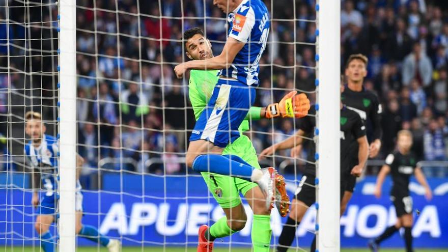 Imagen de uno de los encuentros de la pasada campaña en Riazor entre el Málaga y el Deportivo de la Coruña.