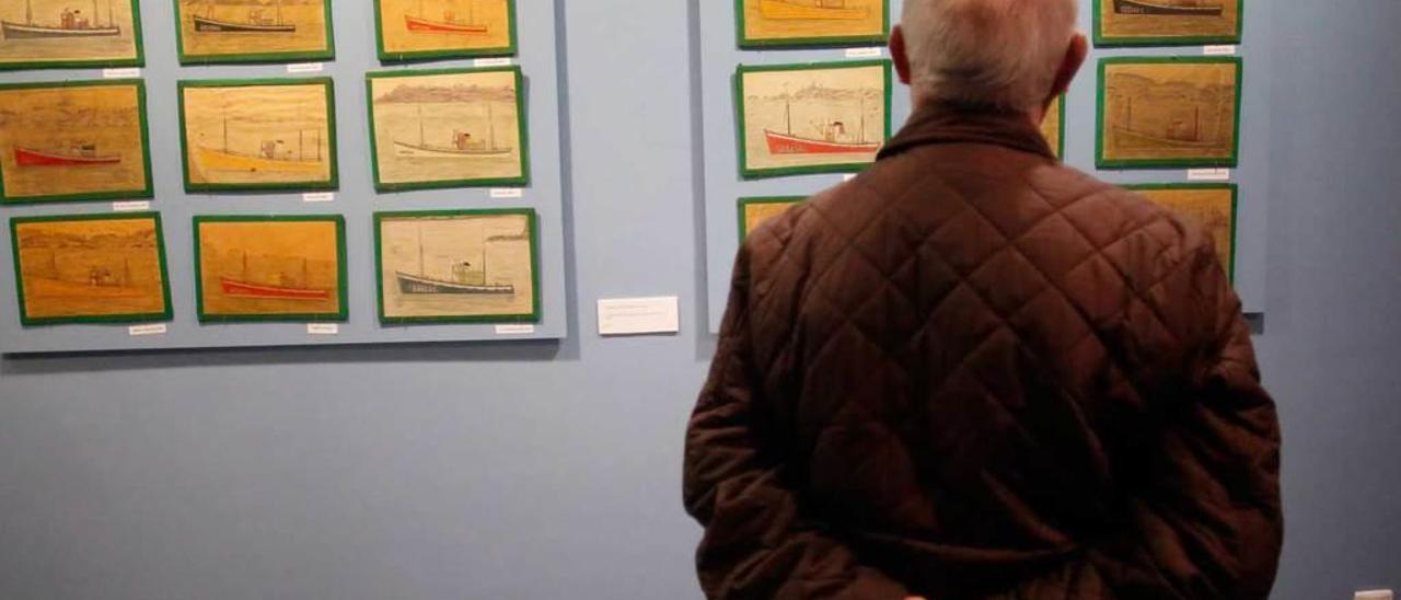 Un visitante contempla una exposición en el Museo Marítimo.