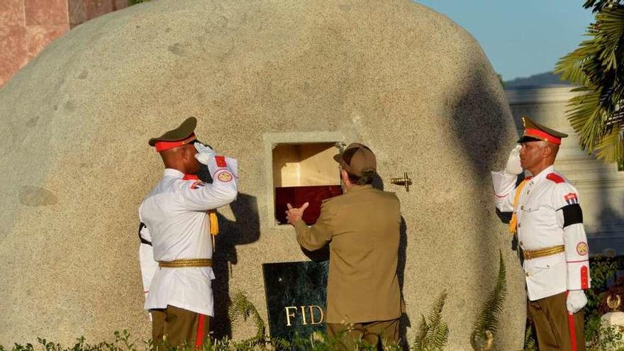 Raúl Castro deposita las cenizas de su hermano Fidel en su tumba. // Efe