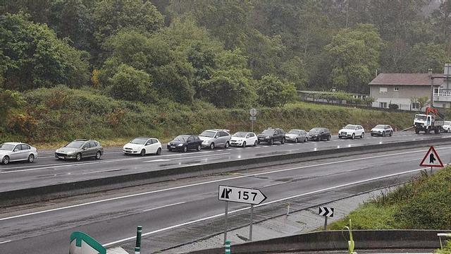 Atasco ayer en la autopista, en la salida hacia el aeropuerto y el Ifevi.   | // PABLO HERNÁNDEZ