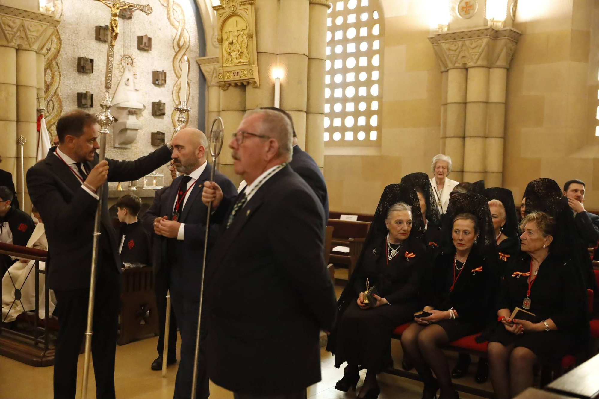Pétalos, incienso, niños... así fue la procesión del Corpus Christi en Gijón (en imágenes)