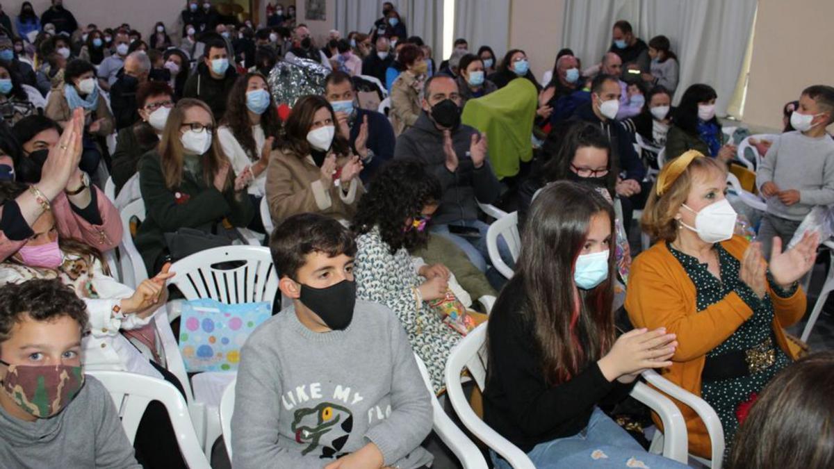 Asistentes al acto celebrado en la Casa de Cultura de Ortiguera. | T. Cascudo