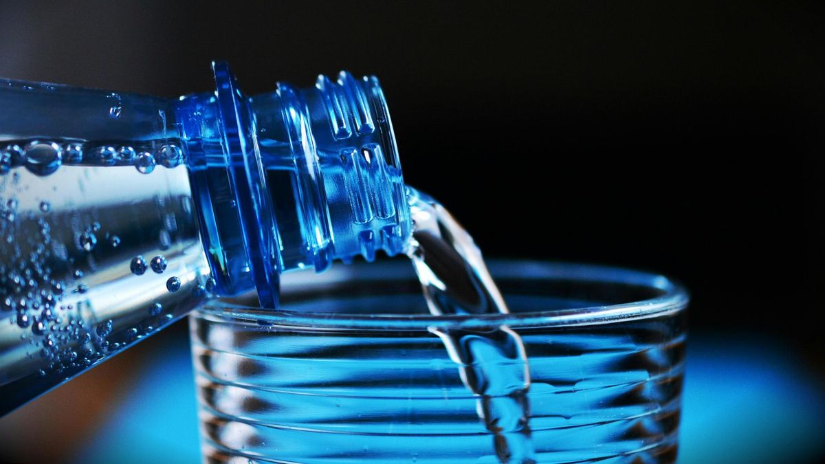 Los científicos alertan y piden que dejemos de beber agua embotellada
