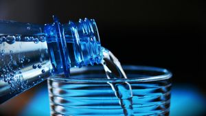 Los científicos alertan y piden que dejemos de beber agua embotellada