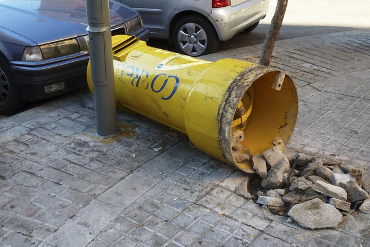 Així és difícil que Correus vagi bé. Sempre s’ha dit que el servei de correus és deficient a Espanya, i segur que tots tenim exemples objectius per demostrar-ho. Però una altra cosa és que hi hagi altres causes, com la destrucció de bústies. La de la imatge, situada a la cantonada dels carrers de Jaume Pinent i Pla de Fornells, al barri de Roquetes de Barcelona, la veig així cada dos per tres. Ni l’arreglen ni la canvien, i algun gamberro s’entreté a arrencar-la.