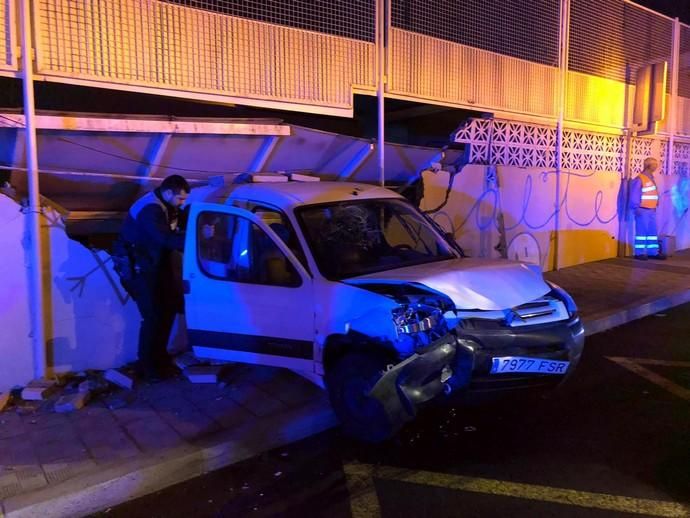Un siniestro entre dos vehículos provoca cuantiosos daños en el Colegio Cisneros de La Laguna