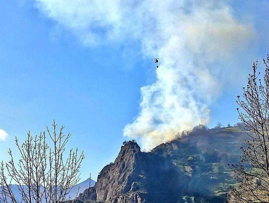 17 DE ABRIL | Un helicóptero, en el incendio de Valle de Lago, en Somiedo. | ATBRIF