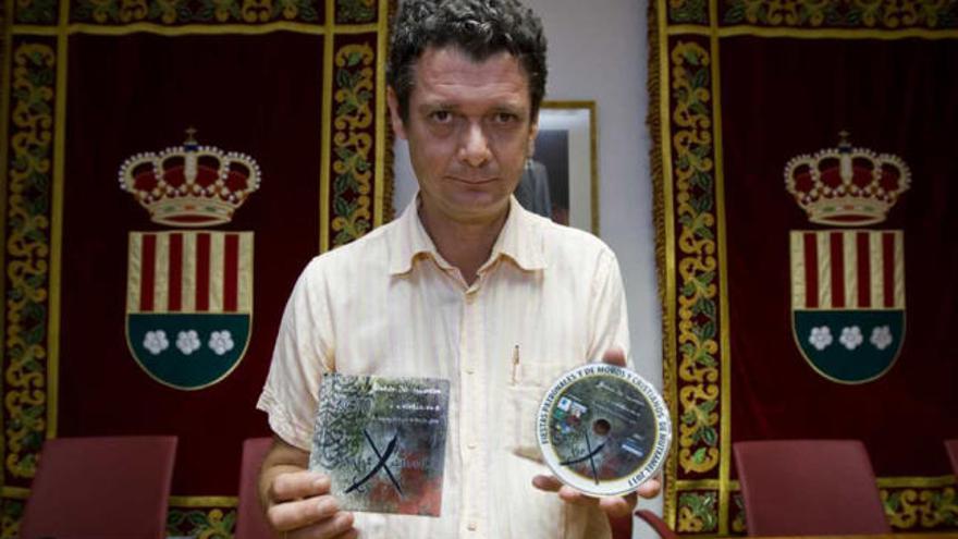 Juan Vicente Ferrer muestra el DVD que se entregará el próximo domingo.