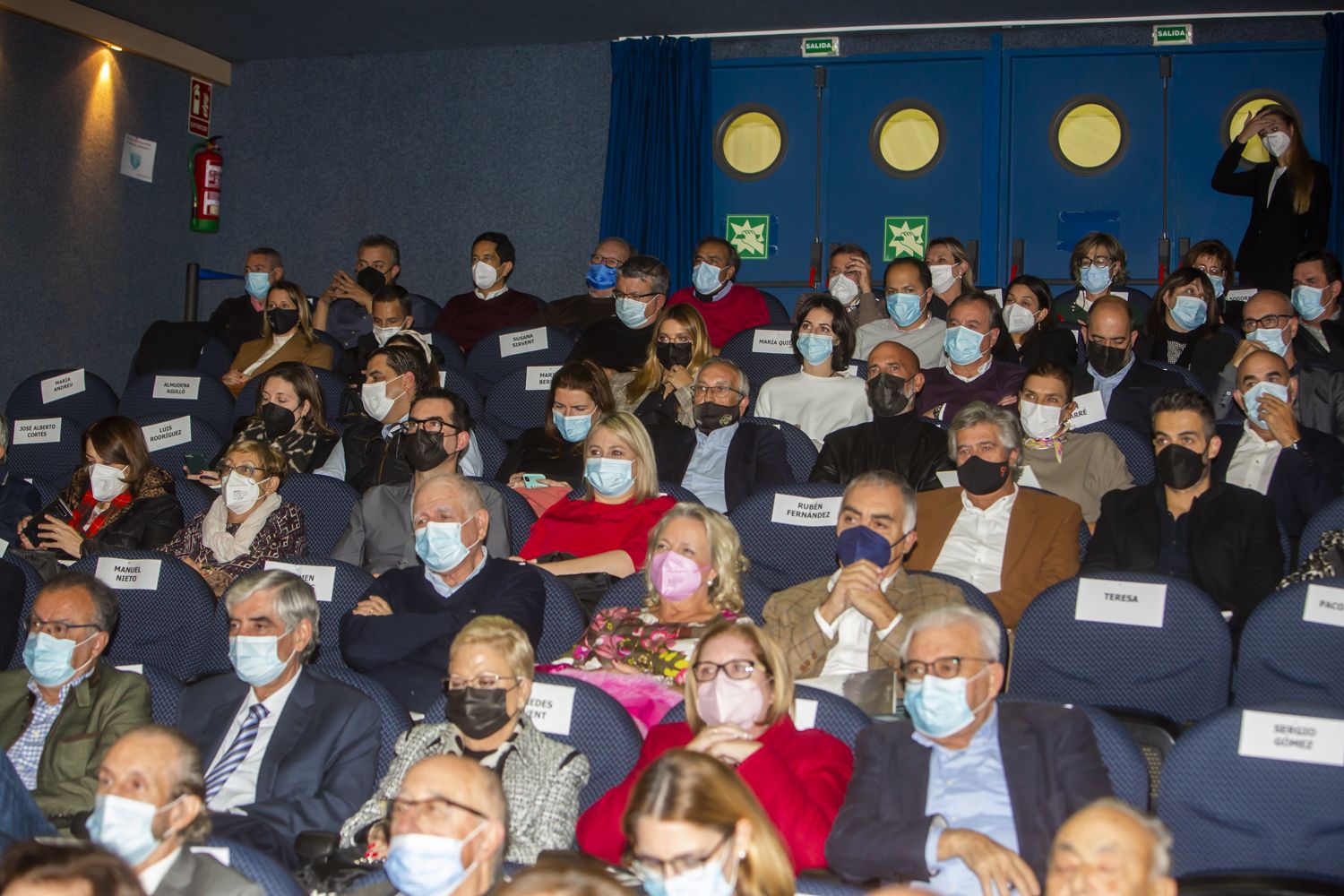 Toni Cabot presenta en el Club INFORMACIÓN el libro en el que plasma los perfiles de 40 personalidades de Alicante