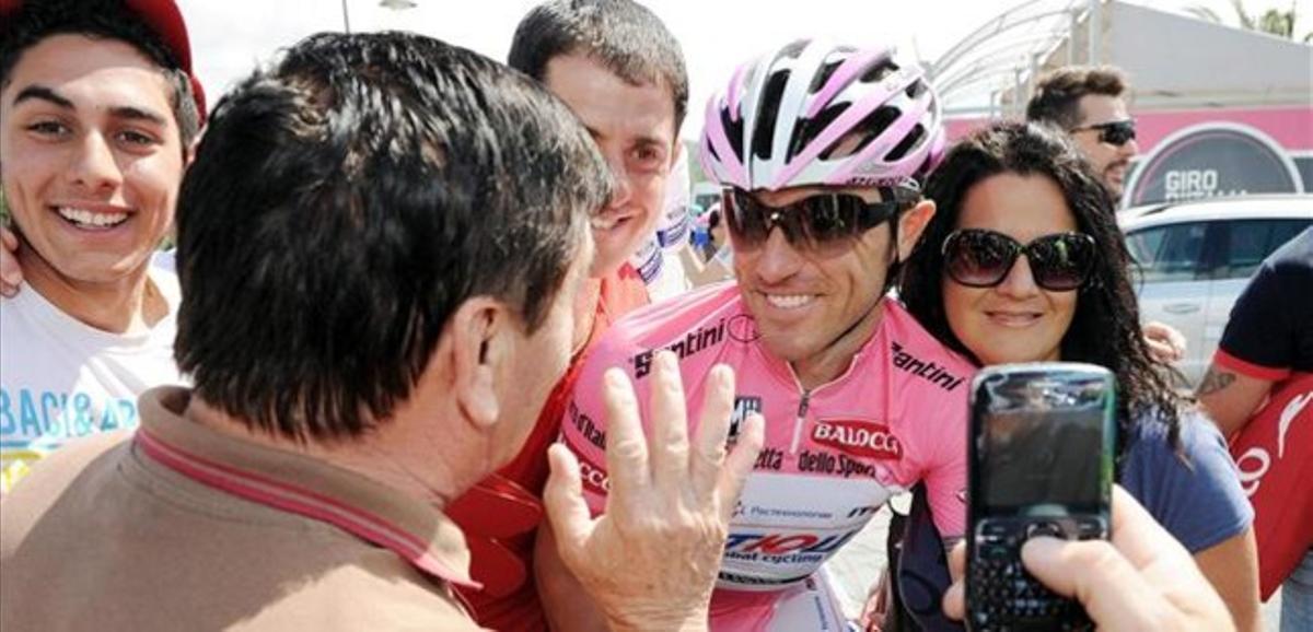 Luca Paolini, jersei rosa del Giro, rep les felicitacions dels aficionats.