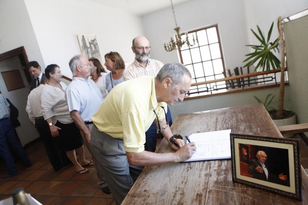 Cientos de personas despiden a Gustavo Bueno en su ciudad natal, Santo Domingo de la Calzada, en La Rioja