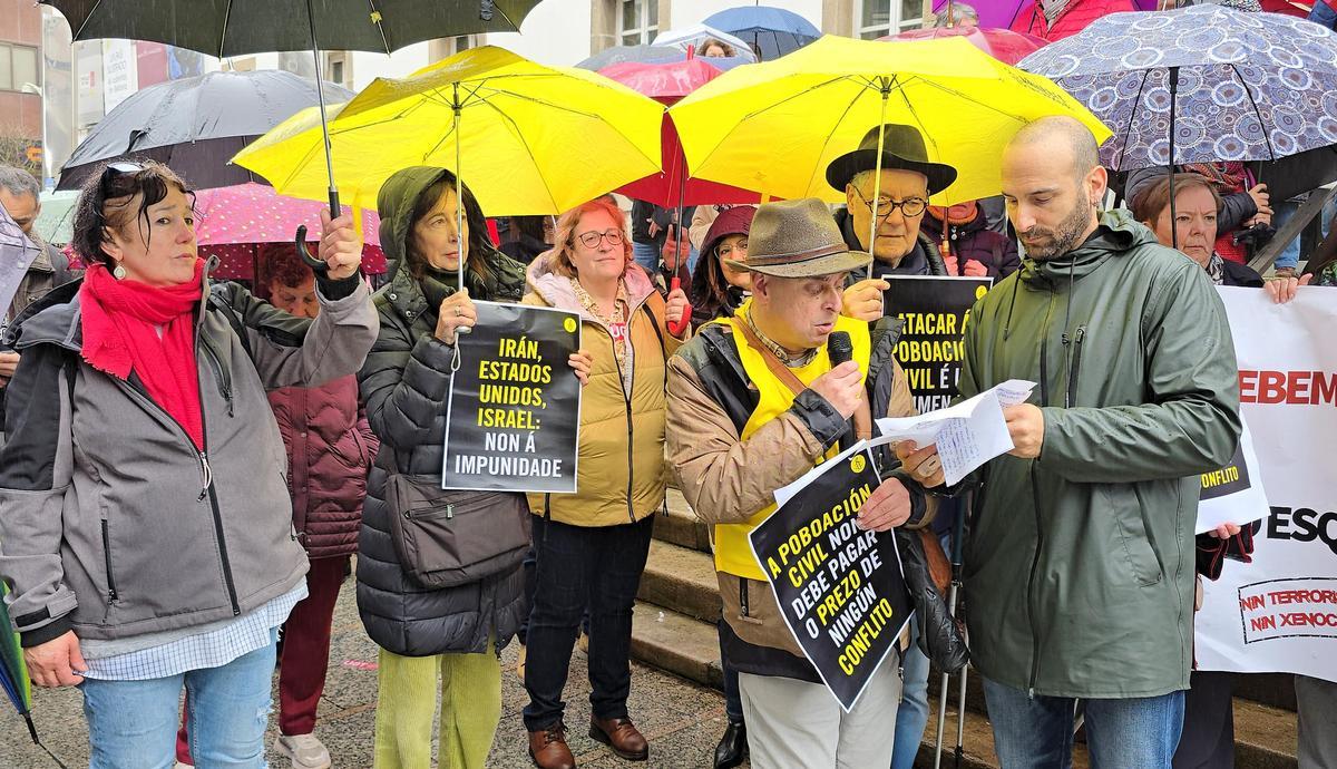 Cerca de 200 personas se concentran en Vigo para pedir «parar la guerra»