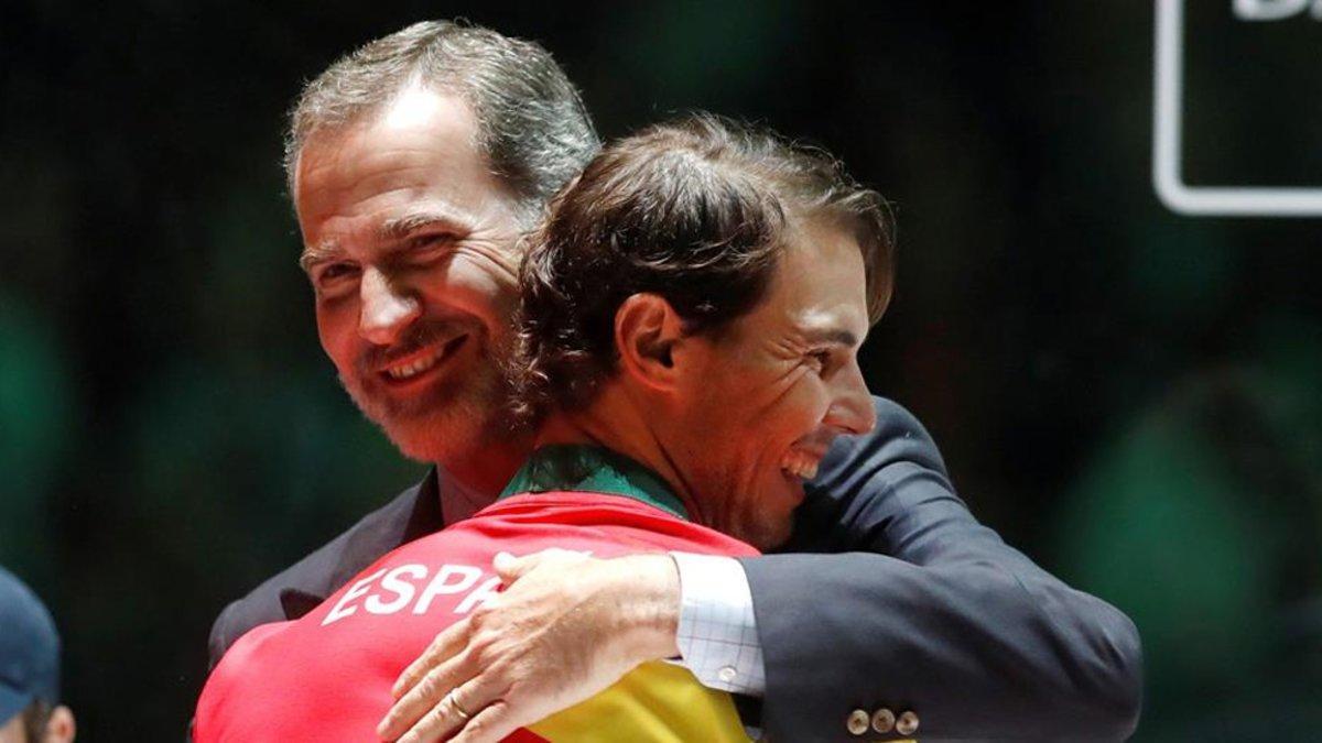 El abrazo entre el rey Felipe VI y Rafa Nadal después de la victoria del equipo español