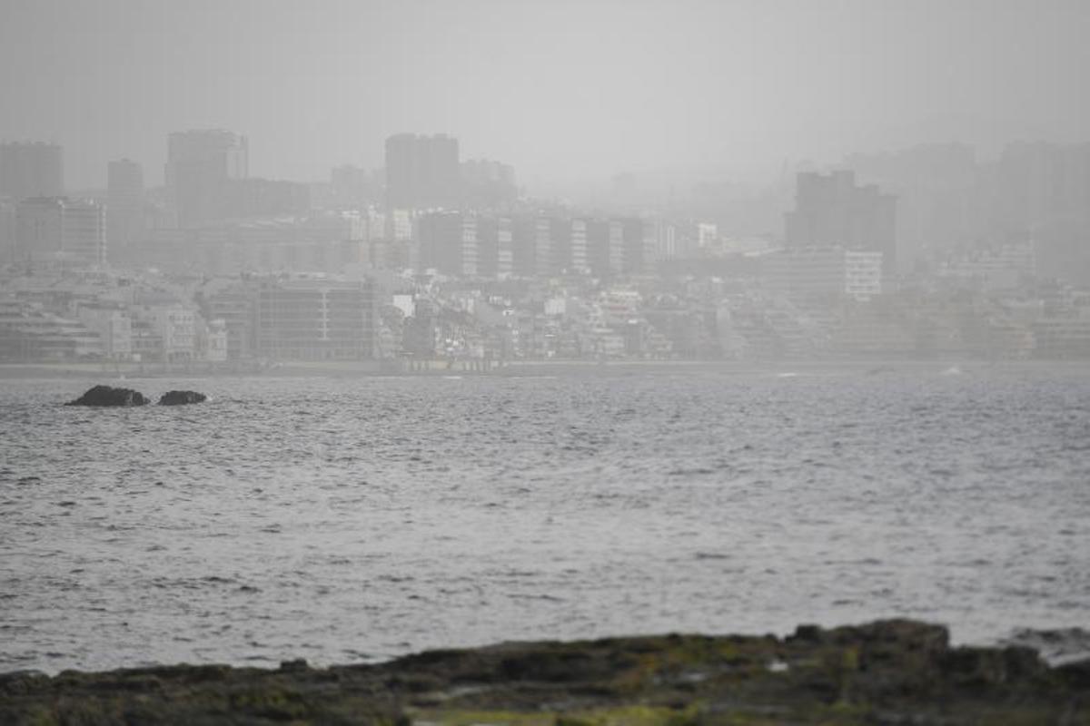 05-02-19 LAS PALMAS DE GRAN CANARIA. CIUDAD. LAS PALMAS DE GRAN CANARIA. METEOROLOGIA. Calima.    Fotos: Juan Castro.  | 06/02/2020 | Fotógrafo: Juan Carlos Castro