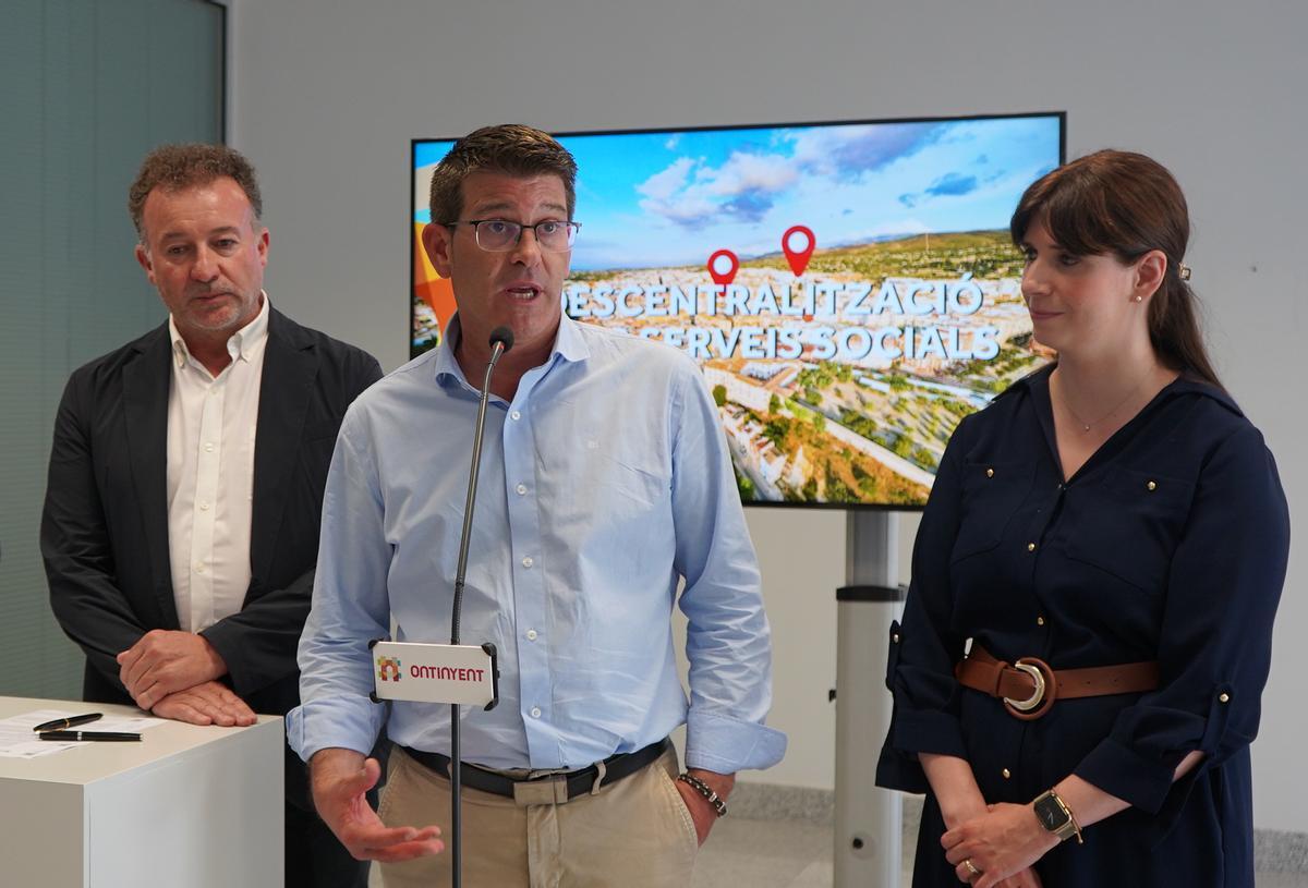 El presidente de Caixa Ontinyent, el alcalde Jorge Rodríguez y la regidora Paula Soler.