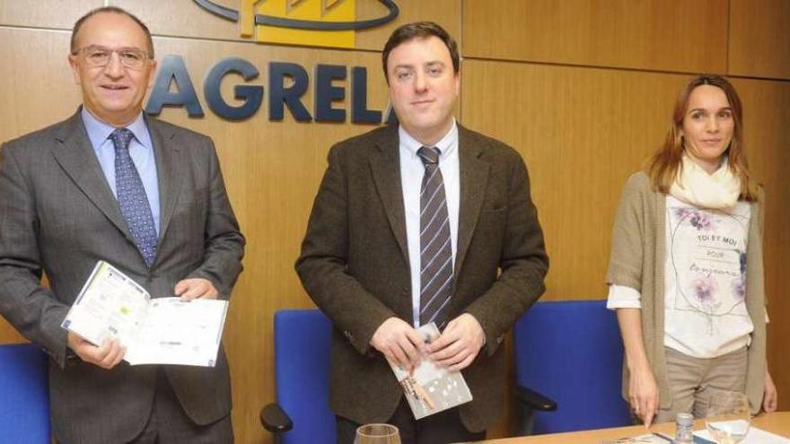 Javier González Sampedro, Valentín González Formoso y Teresa Firvida, en la presentación de la guía.