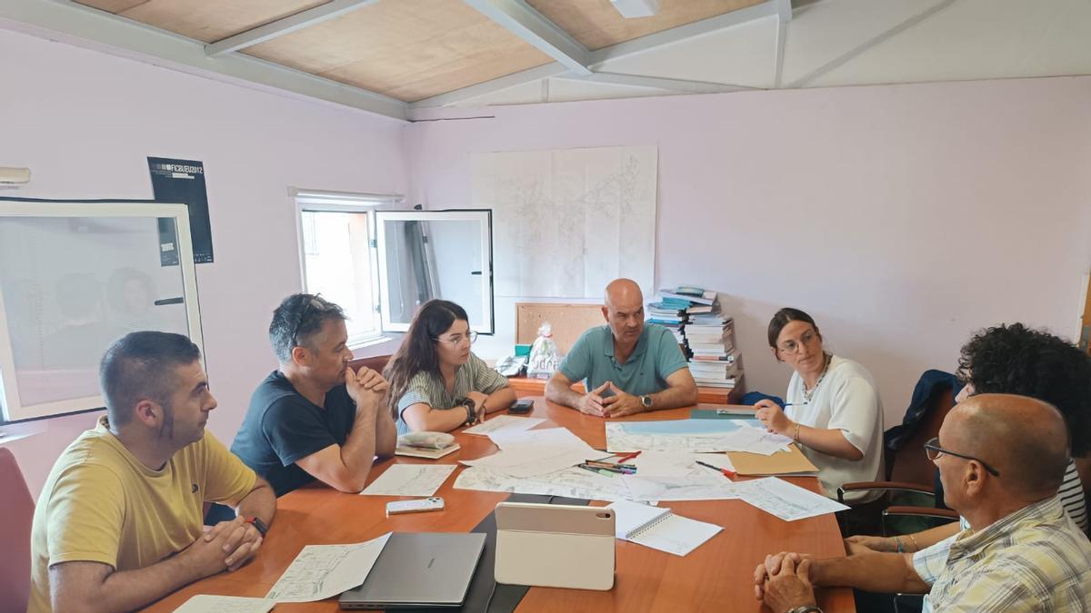 La reunión del gobierno local y una de las arquitectas del plan director, María Fandiño (primera derecha).