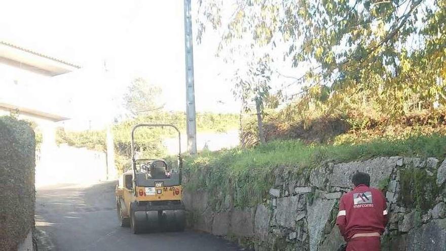 Asfaltado del camino de Costa Landeira, en San Xulián. // S.A.