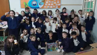 Los huevos pintos también se celebran en Argentina: los alumnos del colegio Covadonga de Santa Fe los pintan por miles