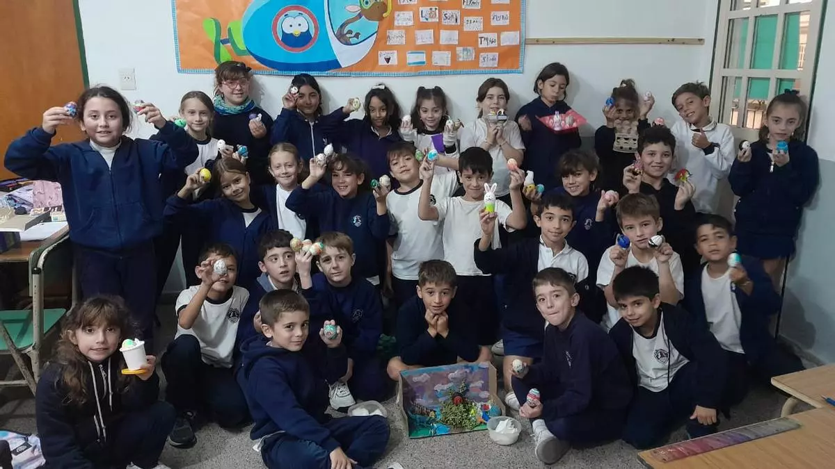 Los huevos pintos también se celebran en Argentina: los alumnos del colegio Covadonga de Santa Fe los pintan por miles