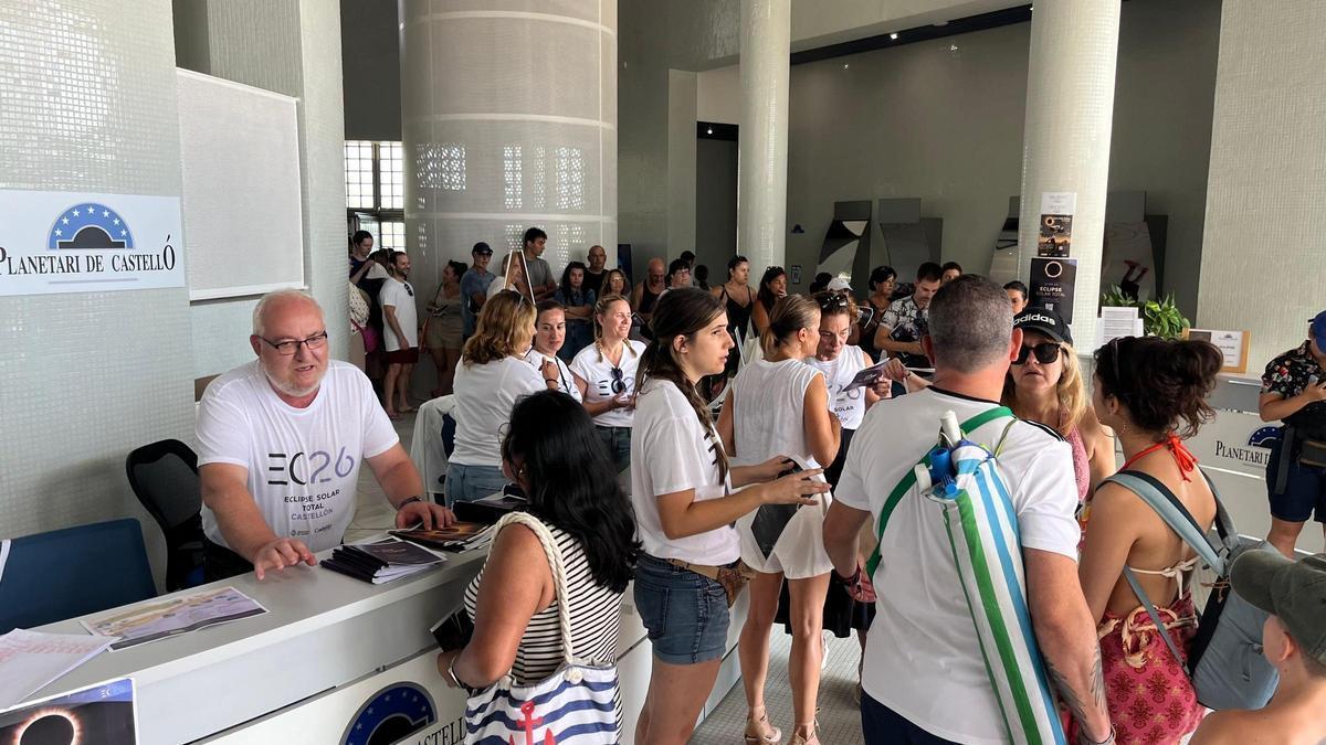 Un día histórico para Castelló: una multitud llena desde primera hora el Planetario y sus actividades