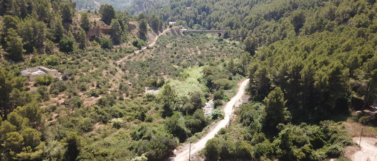 Imagen aérea de la vía verde paralela al río Guadalest, tras la intervención del Consorcio para reparar los daños.