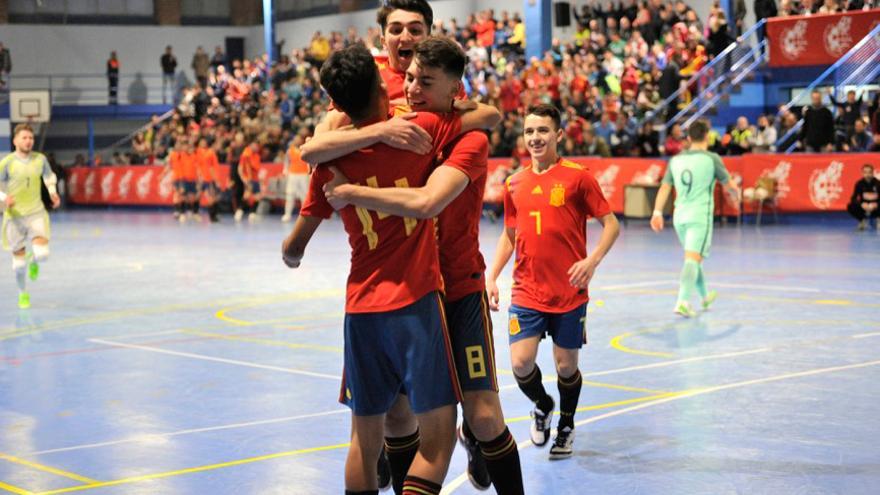 La selección sub 19 de fútbol sala celebra un gol.