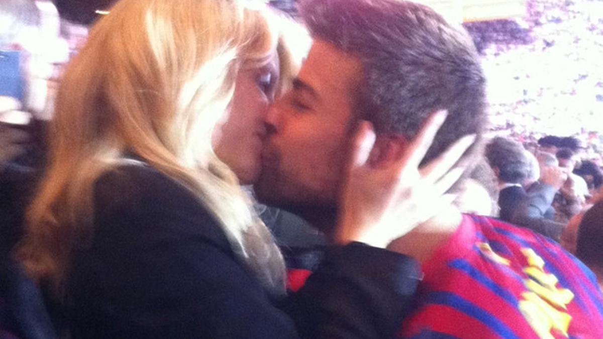 El beso de Shakira y Piqué, en el Calderón