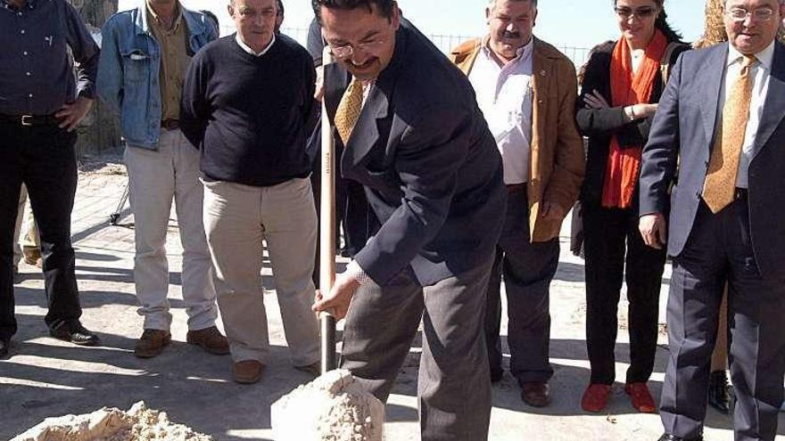 Miguel Pérez en la colocación de la primera piedra, en 2007. // I.A.