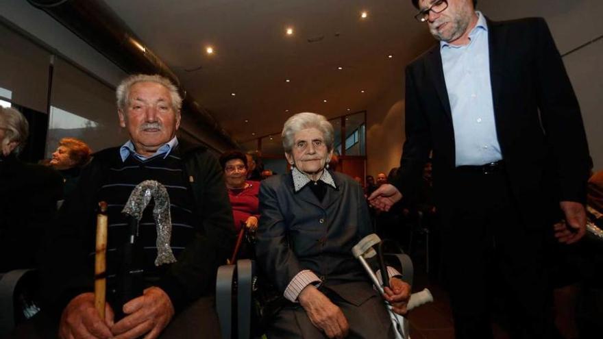 Por la izquierda, Ángel González, María González y Alberto Tirador, ayer, durante el homenaje.