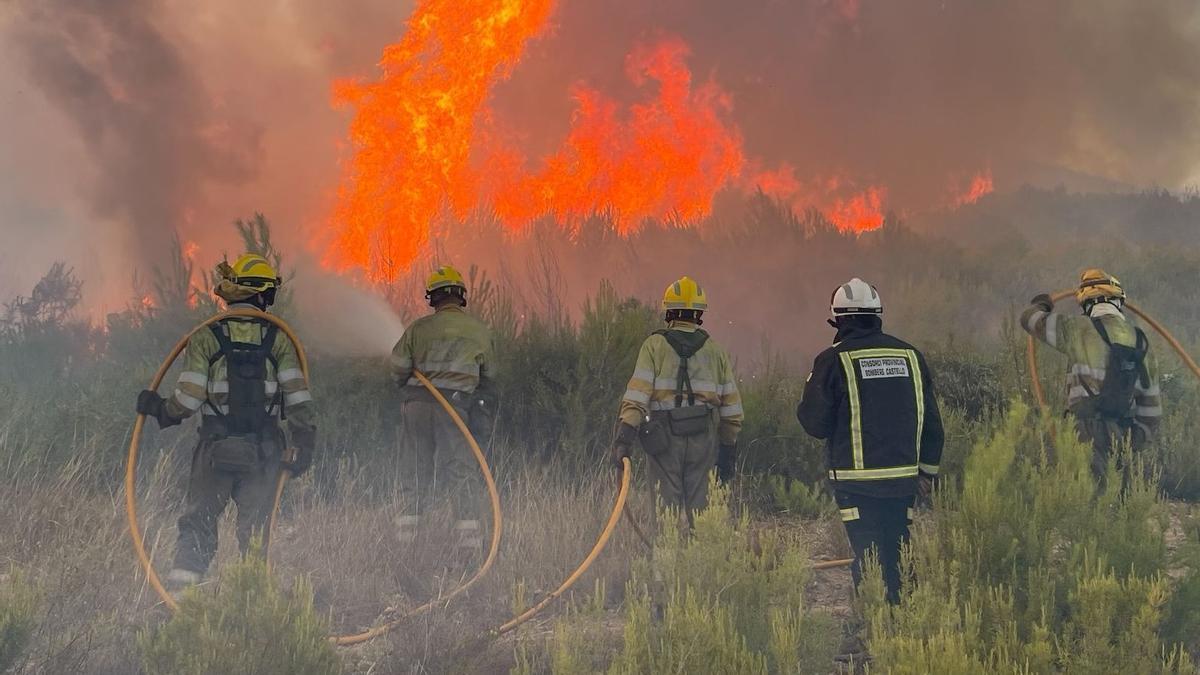 Los Bomberos, en el incendio de Bejís, hace ya un año.